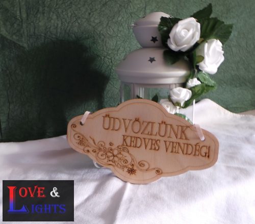 Üdvözlünk kedves vendég! feliratú fa tábla