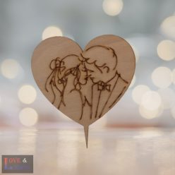 Szív alakú csók mintás tortadísz 