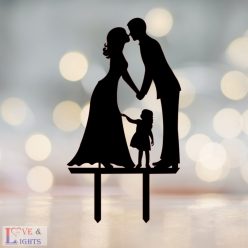   Menyasszony vőlegény kislánnyal mintás esküvői tortadísz -2