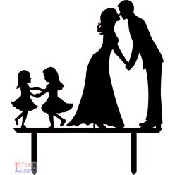 Nászpár két kislánnyal mintás tortadísz