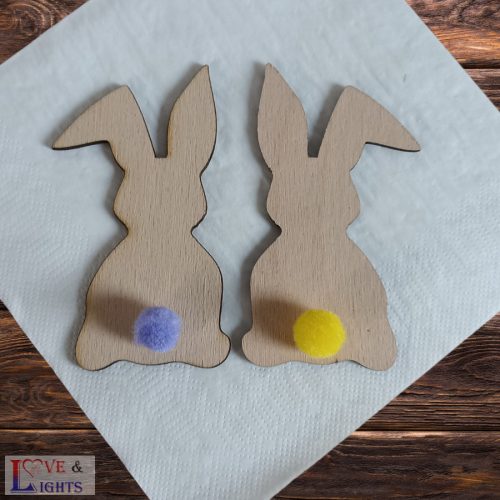 Húsvéti nyuszi alakú fa dekoráció, színes bolyhos farkincával - 4db