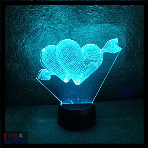 Szívek nyíllal mintás illúzió lámpa egyedi felirattal