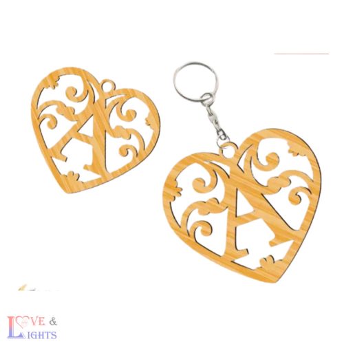 Szív alakú fa kulcstartó kezdőbetűvel