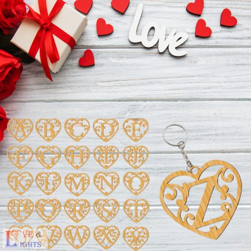 Szív alakú fa kulcstartó kezdőbetűvel