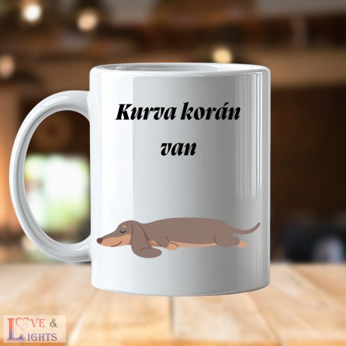 Korán kelők bögréje - alvó tacskó mintával